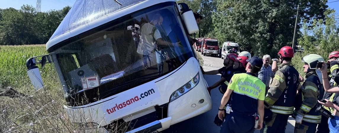 43 People Rescued from Overturned Tour Bus in Kocaeli's Kartepe District